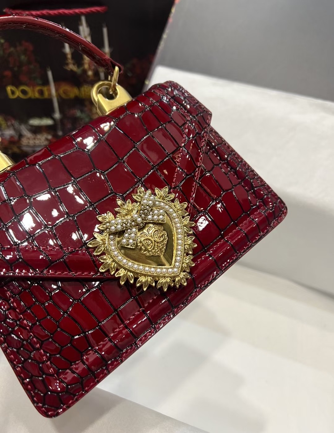 Dolce&Gabbana 海外代购专用品 爱心蝴蝶结✨链条手提包👜简单时尚为主，最火斜挎包 采用进口原