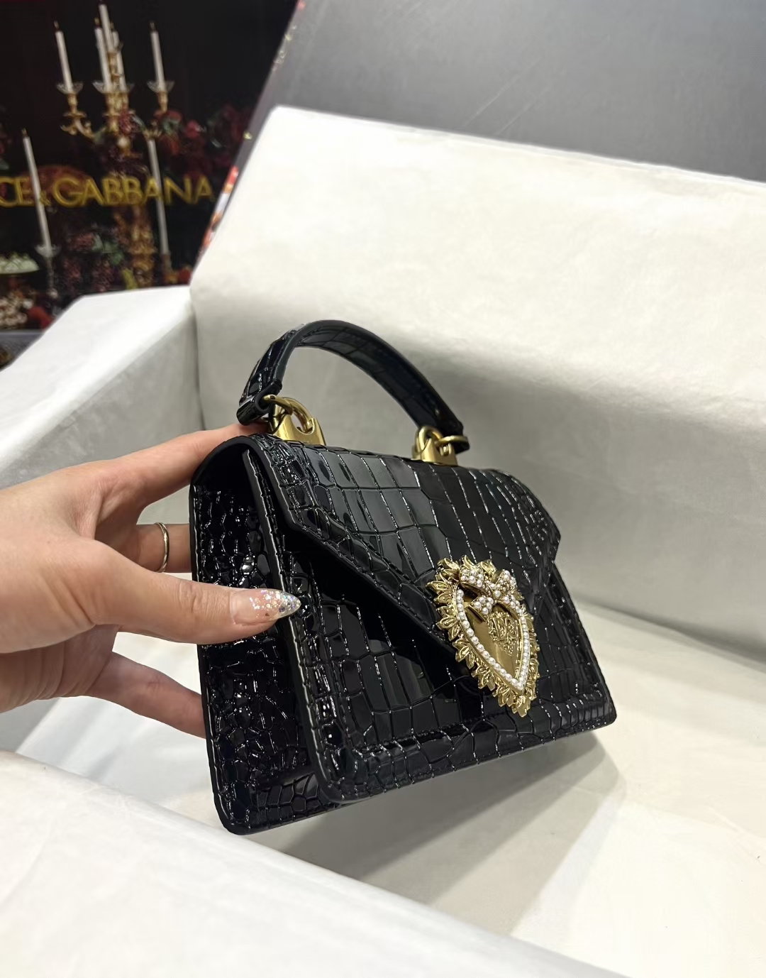Dolce&Gabbana 海外代购专用品 爱心蝴蝶结✨链条手提包👜简单时尚为主，最火斜挎包 采用进口原