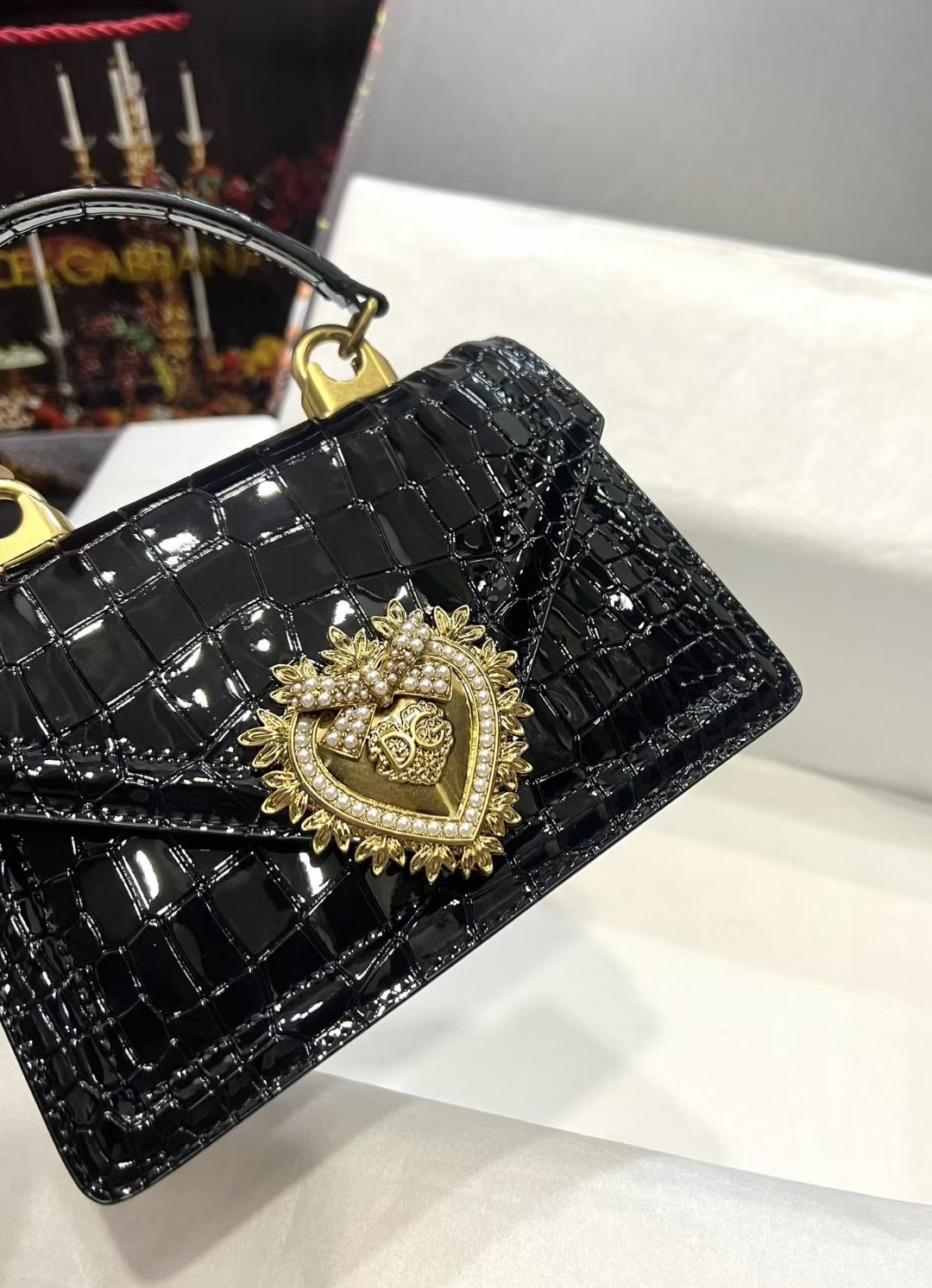 Dolce&Gabbana 海外代购专用品 爱心蝴蝶结✨链条手提包👜简单时尚为主，最火斜挎包 采用进口原