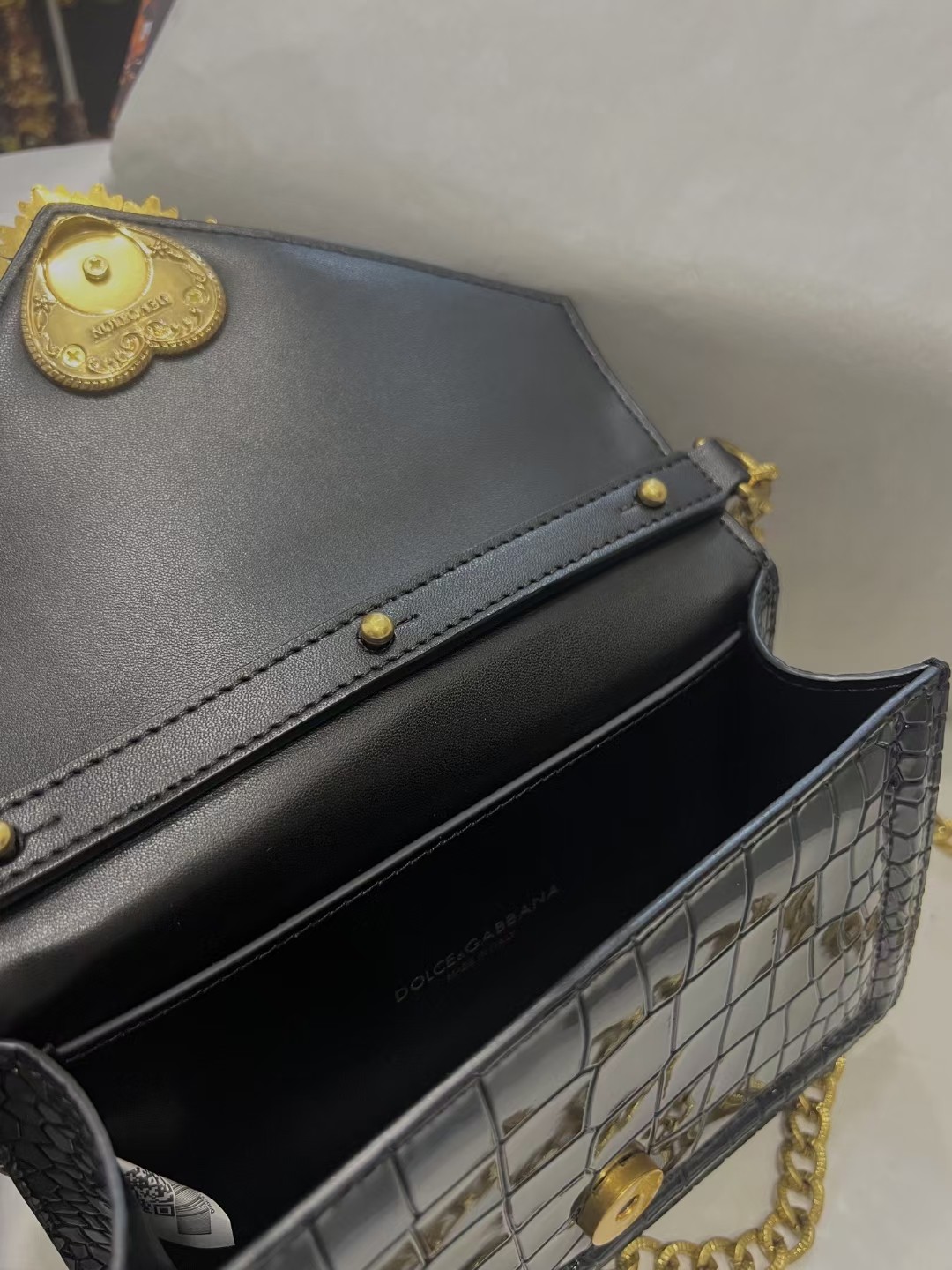 Dolce&Gabbana 海外代购专用品 爱心蝴蝶结✨链条手提包👜简单时尚为主，最火斜挎包 采用进口原