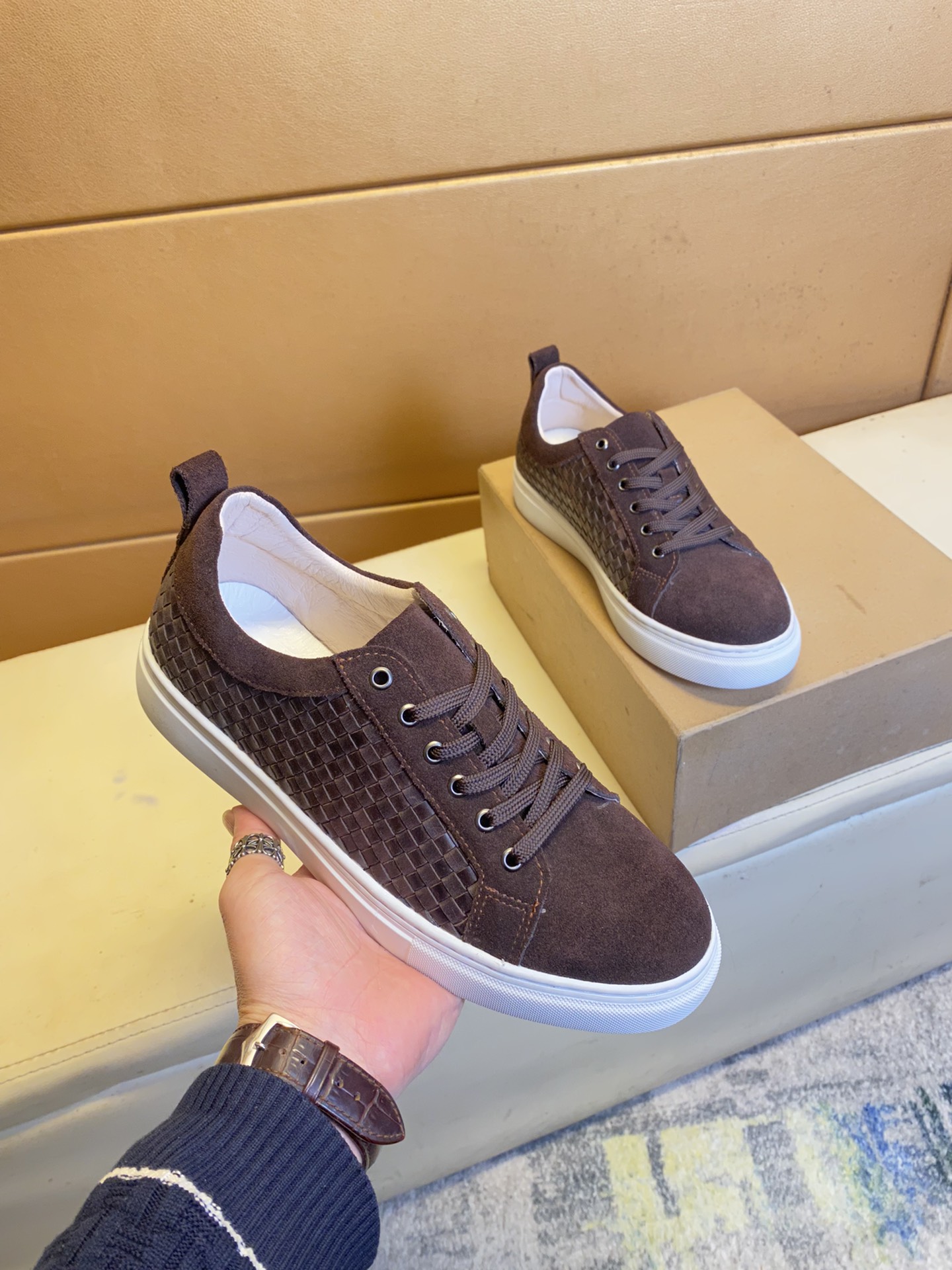Exclusive first release of Fen ~ unique modern style sneakers. Special counter purchase for leisure.