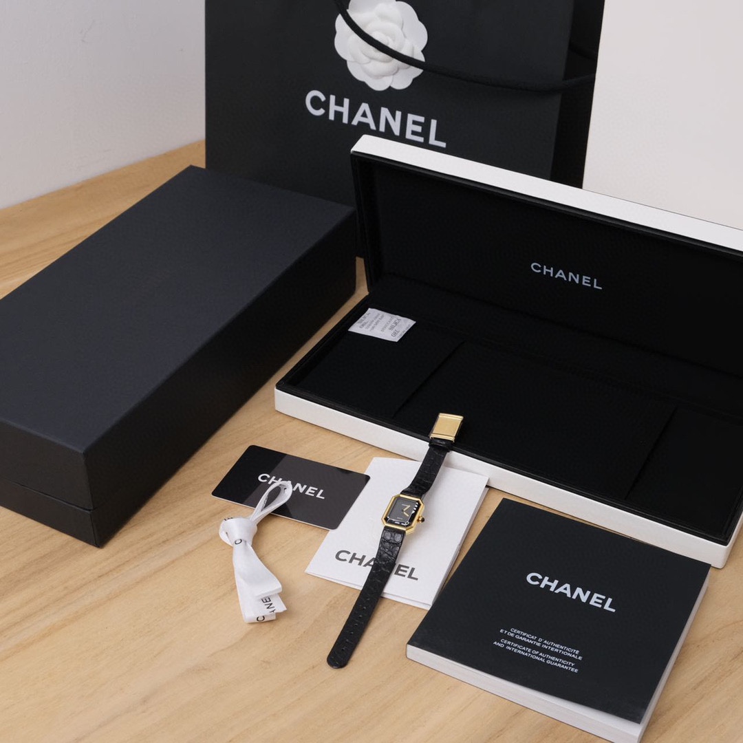 NO:946277,The Chanel black gold sugar cube ladies quartz watch was born in 1987, so it is also called '1987'. It is equipped with an imported original quartz movement. This watch was designed by Coco invited Hollywood actress Greta Garbo. As Chanel's first watch, it is very unique.  It has the meaning of remiere (first appearance). The inspiration for the case with octagonal sapphire glass comes from the bottle cap of N°5 perfume and the Place Vendôme in Paris near Coco's home. Because the shape looks like a sugar cube, it is also called a sugar cube watch. The classic American crocodile leather strap is very textured!  !  The open-cover jewelry clasp has a ceremonial opening and closing method. It is a watch that instantly enhances your fashion sense no matter what you wear. The medieval watch is charming and retro-elegance. There is no second hand, no numbers, and no time scales on the dial, allowing you to feel the time as you like. It is unique and adds a sense of avant-garde fashion to various looks.,,chanel,chanel,crocodile skin19860909香奈儿Chanel黑金小方糖女士石英腕表,诞生于1987年,所以也叫'1987',搭载进口原装石英机芯,这款腕表是coco邀请好莱坞女星GretaGarbo设计,作为香奈儿的第一款腕表,非常具有remiere(首次露面)的意义,表壳配八角形蓝宝石玻璃的灵感来源于N°5香水的瓶盖以及coco家附近的巴黎芳登广场,因为这个外形很像方糖也被大家称之为方糖腕表.经典的美洲鳄鱼皮表带很有质感！！开盖式的珠宝扣,开合方式也很有仪式感,就是一款你穿什么衣服戴它都立刻提高时尚度的腕表. 中古表里的万人迷复古优雅,表盘上没有秒针没有数字也没有时标让你随心感觉时间,与众不同为各种造型平添前卫时尚感.,,chanel,chanel,crocodile skin,Watch