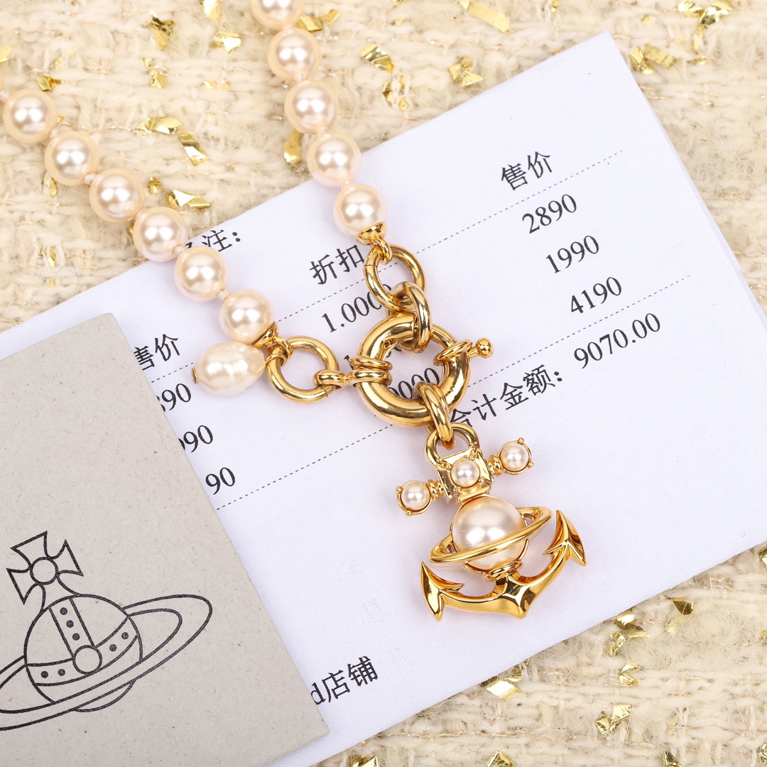 手链p115  项链p125【我们出品】z1990,宝宝,什么是快乐星球!来,这就是快乐星球❗️
 【VivienneWestwood】宝宝,什么是快乐星球,来,这就是快乐星球!重磅推荐,绝美船锚项链,nano尺寸太🉑了!!小巧精致,闭眼入准没错!纯粹王冠球是经典的象征,闪耀土星环勾勒未来波光流转间,开启一场与未来的崭新际遇!土星上边的钻是定制的施华洛水钻,而非市面上随随便便用的廉价钻就做出来的!拿到手完完全全可以感受到它的质感,手感,光泽感超nice👍🏻用水钻的点缀出现在土星的设计上,增添不少冷艳时髦的俏丽模样,使得朋克同时又有点小少女,自带一群时尚粉!真的敲好看,可盐可甜,可纯可欲!一眼便钟情,绝对是“实用+高级”界的杠把子,绝对的yyds,绝对的宝藏永不过时的土星🪐