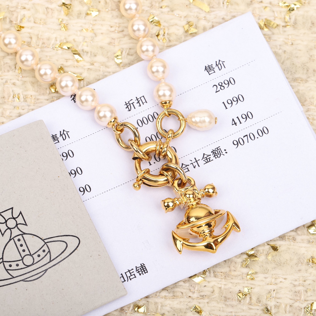 手链p115  项链p125【我们出品】z1990,宝宝,什么是快乐星球!来,这就是快乐星球❗️
 【VivienneWestwood】宝宝,什么是快乐星球,来,这就是快乐星球!重磅推荐,绝美船锚项链,nano尺寸太🉑了!!小巧精致,闭眼入准没错!纯粹王冠球是经典的象征,闪耀土星环勾勒未来波光流转间,开启一场与未来的崭新际遇!土星上边的钻是定制的施华洛水钻,而非市面上随随便便用的廉价钻就做出来的!拿到手完完全全可以感受到它的质感,手感,光泽感超nice👍🏻用水钻的点缀出现在土星的设计上,增添不少冷艳时髦的俏丽模样,使得朋克同时又有点小少女,自带一群时尚粉!真的敲好看,可盐可甜,可纯可欲!一眼便钟情,绝对是“实用+高级”界的杠把子,绝对的yyds,绝对的宝藏永不过时的土星🪐