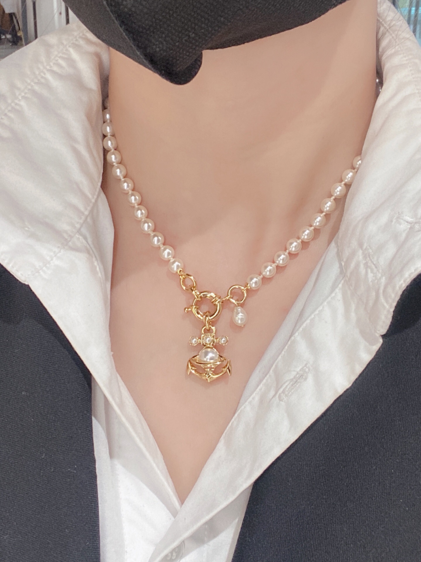 208390【我们出品】z1990,宝宝,什么是快乐星球!来,这就是快乐星球❗️
 【VivienneWestwood】宝宝,什么是快乐星球,来,这就是快乐星球!重磅推荐,绝美船锚项链,nano尺寸太🉑了!!小巧精致,闭眼入准没错!纯粹王冠球是经典的象征,闪耀土星环勾勒未来波光流转间,开启一场与未来的崭新际遇!土星上边的钻是定制的施华洛水钻,而非市面上随随便便用的廉价钻就做出来的!拿到手完完全全可以感受到它的质感,手感,光泽感超nice👍🏻用水钻的点缀出现在土星的设计上,增添不少冷艳时髦的俏丽模样,使得朋克同时又有点小少女,自带一群时尚粉!真的敲好看,可盐可甜,可纯可欲!一眼便钟情,绝对是“实用+高级”界的杠把子,绝对的yyds,绝对的宝藏永不过时的土星🪐