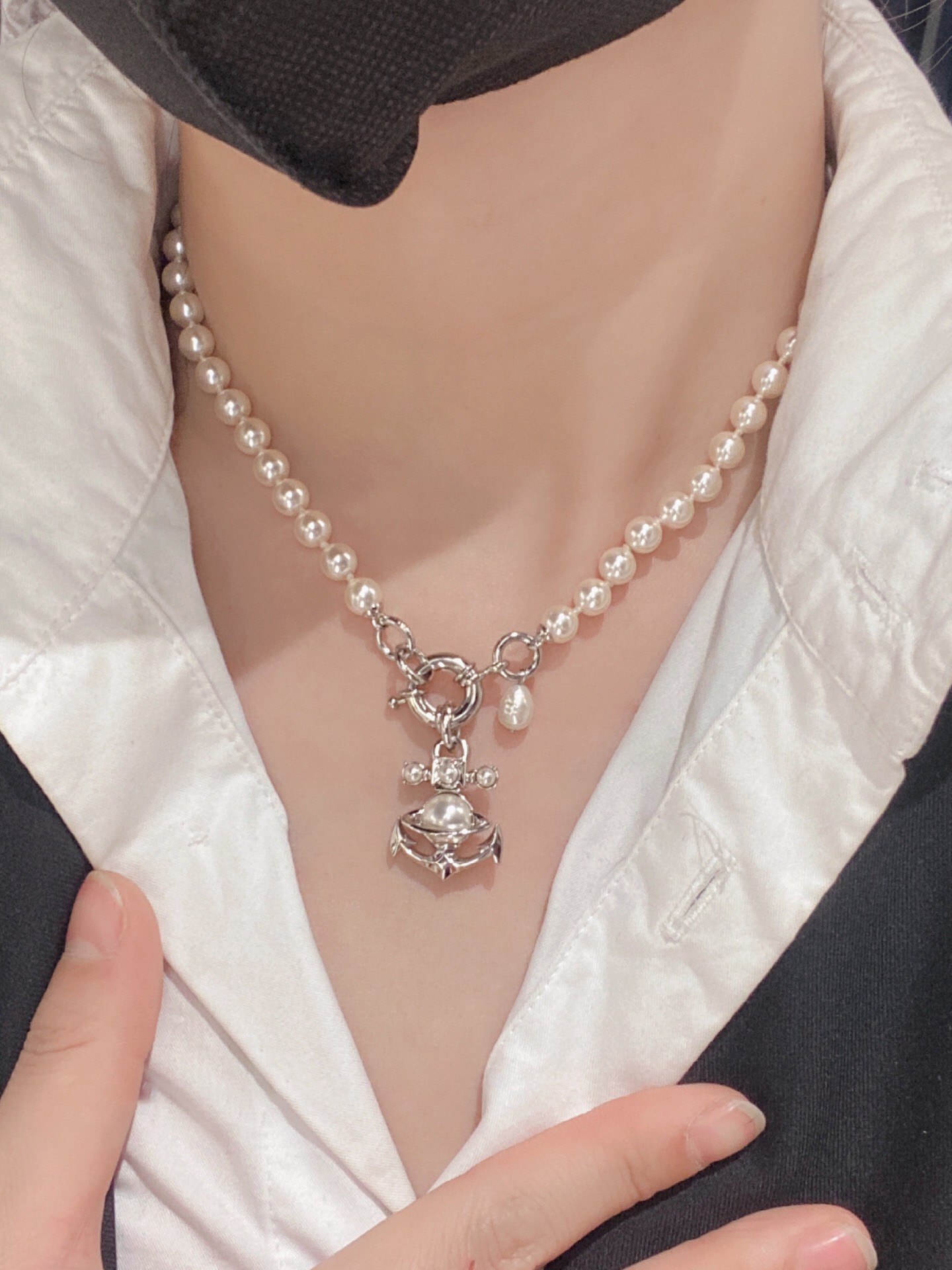 208390【我们出品】z1990,宝宝,什么是快乐星球!来,这就是快乐星球❗️
 【VivienneWestwood】宝宝,什么是快乐星球,来,这就是快乐星球!重磅推荐,绝美船锚项链,nano尺寸太🉑了!!小巧精致,闭眼入准没错!纯粹王冠球是经典的象征,闪耀土星环勾勒未来波光流转间,开启一场与未来的崭新际遇!土星上边的钻是定制的施华洛水钻,而非市面上随随便便用的廉价钻就做出来的!拿到手完完全全可以感受到它的质感,手感,光泽感超nice👍🏻用水钻的点缀出现在土星的设计上,增添不少冷艳时髦的俏丽模样,使得朋克同时又有点小少女,自带一群时尚粉!真的敲好看,可盐可甜,可纯可欲!一眼便钟情,绝对是“实用+高级”界的杠把子,绝对的yyds,绝对的宝藏永不过时的土星🪐