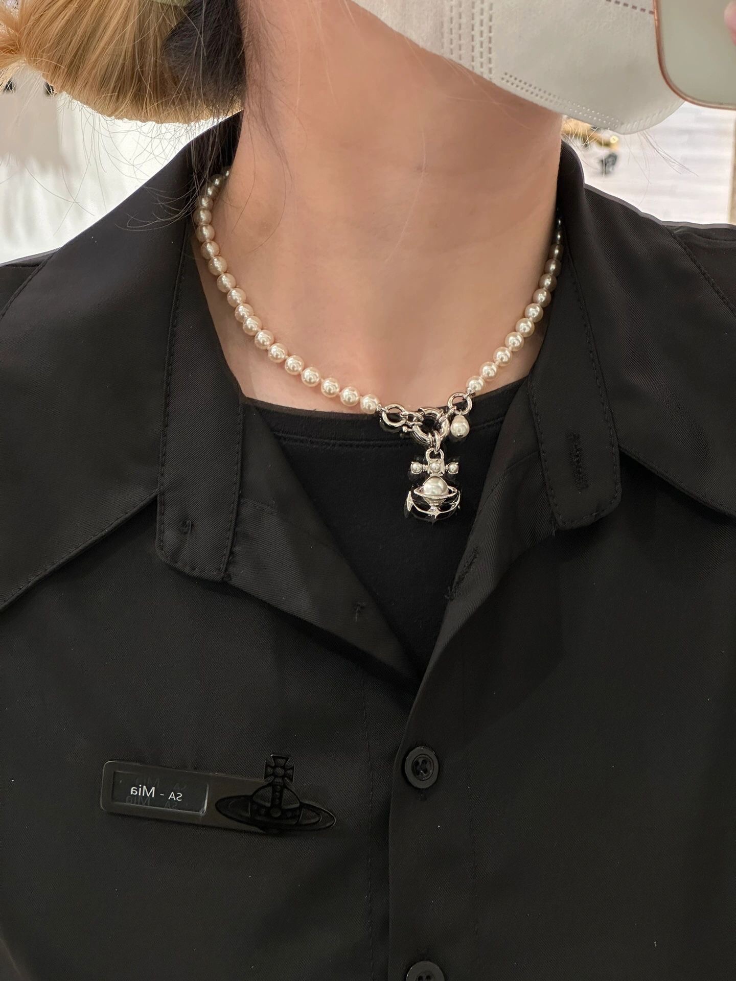 208390【我们出品】z1990,宝宝,什么是快乐星球!来,这就是快乐星球❗️
 【VivienneWestwood】宝宝,什么是快乐星球,来,这就是快乐星球!重磅推荐,绝美船锚项链,nano尺寸太🉑了!!小巧精致,闭眼入准没错!纯粹王冠球是经典的象征,闪耀土星环勾勒未来波光流转间,开启一场与未来的崭新际遇!土星上边的钻是定制的施华洛水钻,而非市面上随随便便用的廉价钻就做出来的!拿到手完完全全可以感受到它的质感,手感,光泽感超nice👍🏻用水钻的点缀出现在土星的设计上,增添不少冷艳时髦的俏丽模样,使得朋克同时又有点小少女,自带一群时尚粉!真的敲好看,可盐可甜,可纯可欲!一眼便钟情,绝对是“实用+高级”界的杠把子,绝对的yyds,绝对的宝藏永不过时的土星🪐