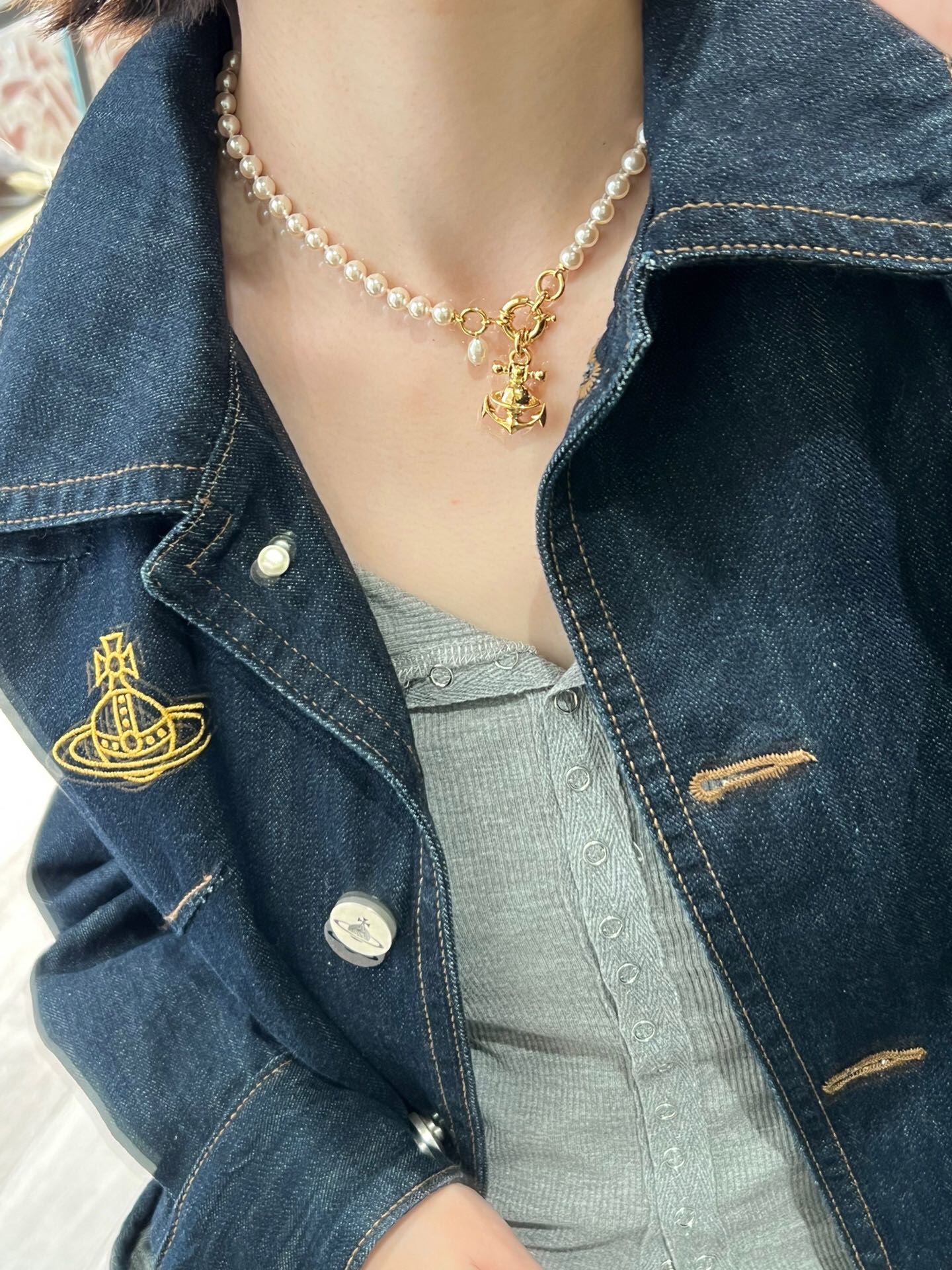 208390【我们出品】z1990,宝宝,什么是快乐星球!来,这就是快乐星球❗️
 【VivienneWestwood】宝宝,什么是快乐星球,来,这就是快乐星球!重磅推荐,绝美船锚项链,nano尺寸太🉑了!!小巧精致,闭眼入准没错!纯粹王冠球是经典的象征,闪耀土星环勾勒未来波光流转间,开启一场与未来的崭新际遇!土星上边的钻是定制的施华洛水钻,而非市面上随随便便用的廉价钻就做出来的!拿到手完完全全可以感受到它的质感,手感,光泽感超nice👍🏻用水钻的点缀出现在土星的设计上,增添不少冷艳时髦的俏丽模样,使得朋克同时又有点小少女,自带一群时尚粉!真的敲好看,可盐可甜,可纯可欲!一眼便钟情,绝对是“实用+高级”界的杠把子,绝对的yyds,绝对的宝藏永不过时的土星🪐