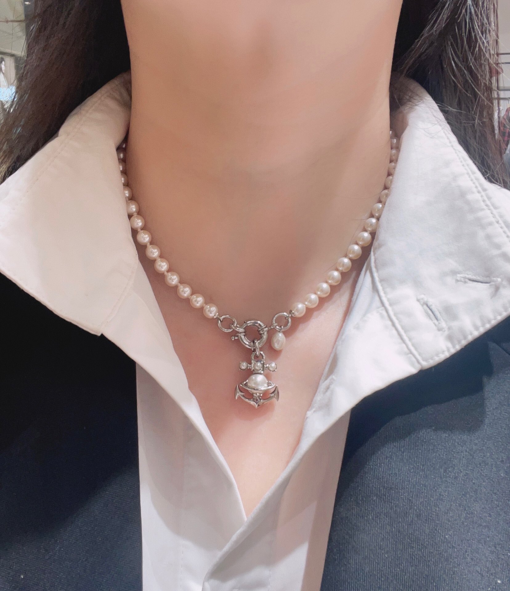 208390【我们出品】z1990,宝宝,什么是快乐星球!来,这就是快乐星球❗️
 【VivienneWestwood】宝宝,什么是快乐星球,来,这就是快乐星球!重磅推荐,绝美船锚项链,nano尺寸太🉑了!!小巧精致,闭眼入准没错!纯粹王冠球是经典的象征,闪耀土星环勾勒未来波光流转间,开启一场与未来的崭新际遇!土星上边的钻是定制的施华洛水钻,而非市面上随随便便用的廉价钻就做出来的!拿到手完完全全可以感受到它的质感,手感,光泽感超nice👍🏻用水钻的点缀出现在土星的设计上,增添不少冷艳时髦的俏丽模样,使得朋克同时又有点小少女,自带一群时尚粉!真的敲好看,可盐可甜,可纯可欲!一眼便钟情,绝对是“实用+高级”界的杠把子,绝对的yyds,绝对的宝藏永不过时的土星🪐
