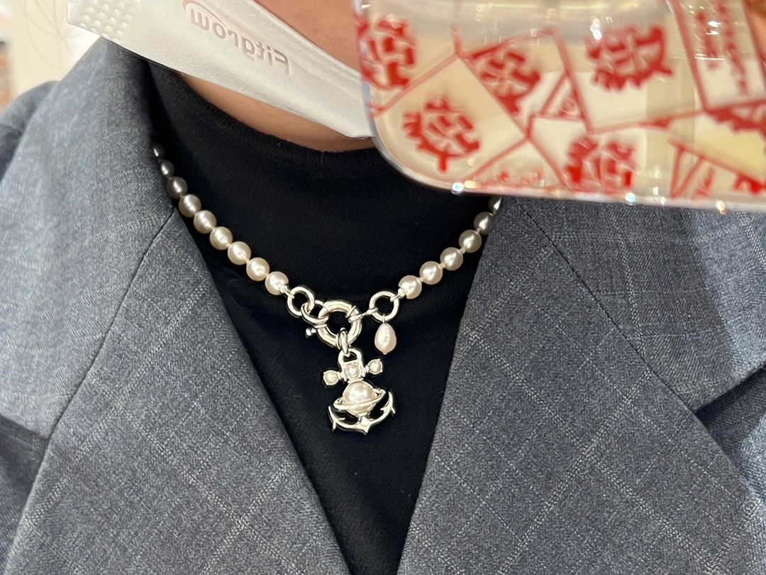 208390【我们出品】z1990,宝宝,什么是快乐星球!来,这就是快乐星球❗️
 【VivienneWestwood】宝宝,什么是快乐星球,来,这就是快乐星球!重磅推荐,绝美船锚项链,nano尺寸太🉑了!!小巧精致,闭眼入准没错!纯粹王冠球是经典的象征,闪耀土星环勾勒未来波光流转间,开启一场与未来的崭新际遇!土星上边的钻是定制的施华洛水钻,而非市面上随随便便用的廉价钻就做出来的!拿到手完完全全可以感受到它的质感,手感,光泽感超nice👍🏻用水钻的点缀出现在土星的设计上,增添不少冷艳时髦的俏丽模样,使得朋克同时又有点小少女,自带一群时尚粉!真的敲好看,可盐可甜,可纯可欲!一眼便钟情,绝对是“实用+高级”界的杠把子,绝对的yyds,绝对的宝藏永不过时的土星🪐
