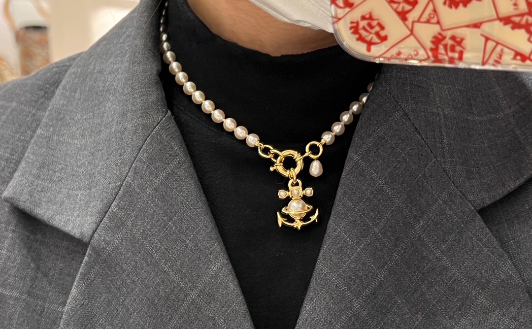 208390【我们出品】z1990,宝宝,什么是快乐星球!来,这就是快乐星球❗️
 【VivienneWestwood】宝宝,什么是快乐星球,来,这就是快乐星球!重磅推荐,绝美船锚项链,nano尺寸太🉑了!!小巧精致,闭眼入准没错!纯粹王冠球是经典的象征,闪耀土星环勾勒未来波光流转间,开启一场与未来的崭新际遇!土星上边的钻是定制的施华洛水钻,而非市面上随随便便用的廉价钻就做出来的!拿到手完完全全可以感受到它的质感,手感,光泽感超nice👍🏻用水钻的点缀出现在土星的设计上,增添不少冷艳时髦的俏丽模样,使得朋克同时又有点小少女,自带一群时尚粉!真的敲好看,可盐可甜,可纯可欲!一眼便钟情,绝对是“实用+高级”界的杠把子,绝对的yyds,绝对的宝藏永不过时的土星🪐