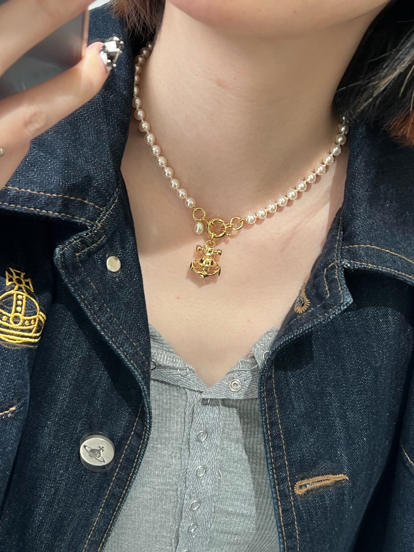 208390【我们出品】z1990,宝宝,什么是快乐星球!来,这就是快乐星球❗️
 【VivienneWestwood】宝宝,什么是快乐星球,来,这就是快乐星球!重磅推荐,绝美船锚项链,nano尺寸太🉑了!!小巧精致,闭眼入准没错!纯粹王冠球是经典的象征,闪耀土星环勾勒未来波光流转间,开启一场与未来的崭新际遇!土星上边的钻是定制的施华洛水钻,而非市面上随随便便用的廉价钻就做出来的!拿到手完完全全可以感受到它的质感,手感,光泽感超nice👍🏻用水钻的点缀出现在土星的设计上,增添不少冷艳时髦的俏丽模样,使得朋克同时又有点小少女,自带一群时尚粉!真的敲好看,可盐可甜,可纯可欲!一眼便钟情,绝对是“实用+高级”界的杠把子,绝对的yyds,绝对的宝藏永不过时的土星🪐