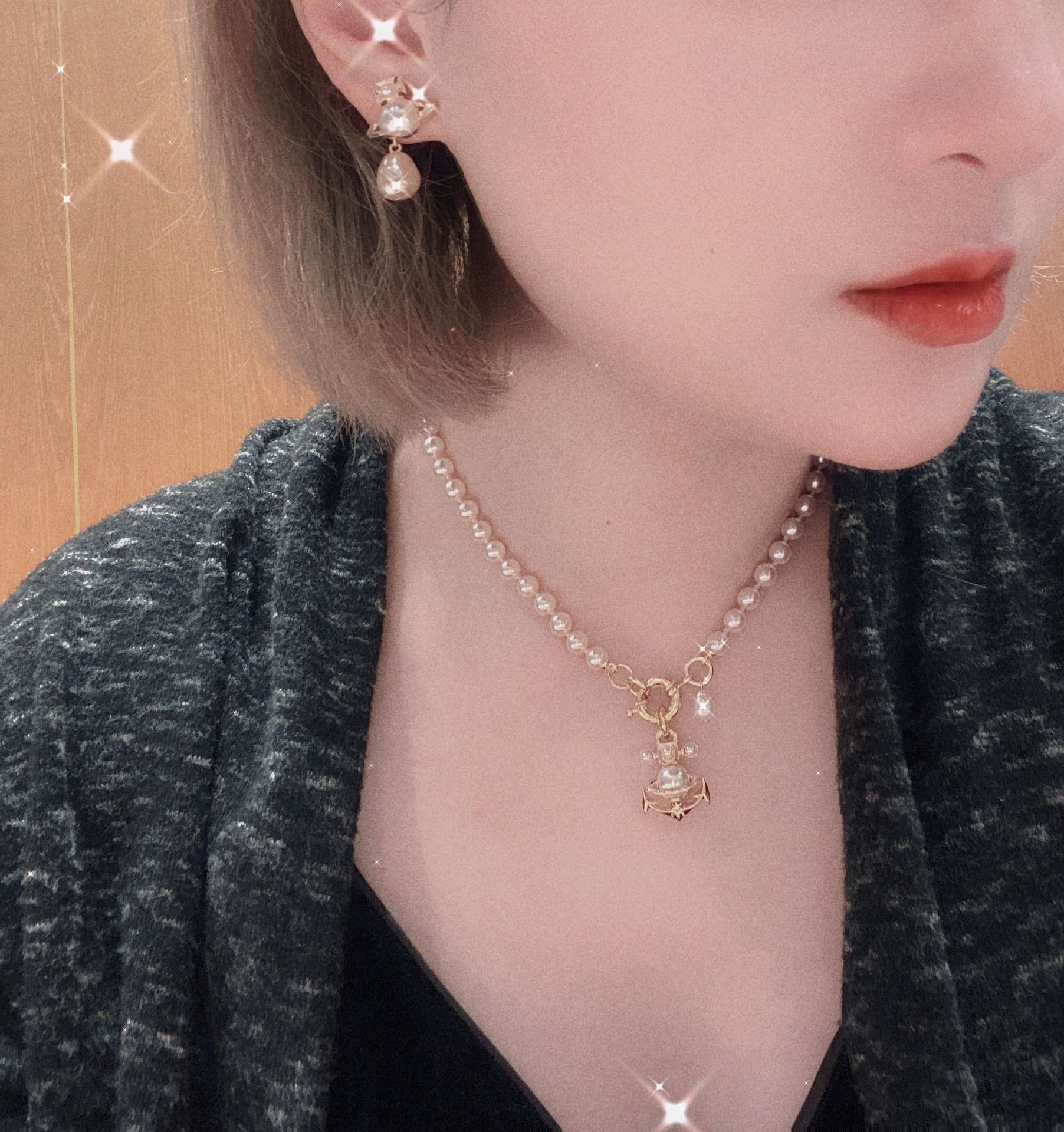 208390【我们出品】z1990,宝宝,什么是快乐星球!来,这就是快乐星球❗️
 【VivienneWestwood】宝宝,什么是快乐星球,来,这就是快乐星球!重磅推荐,绝美船锚项链,nano尺寸太🉑了!!小巧精致,闭眼入准没错!纯粹王冠球是经典的象征,闪耀土星环勾勒未来波光流转间,开启一场与未来的崭新际遇!土星上边的钻是定制的施华洛水钻,而非市面上随随便便用的廉价钻就做出来的!拿到手完完全全可以感受到它的质感,手感,光泽感超nice👍🏻用水钻的点缀出现在土星的设计上,增添不少冷艳时髦的俏丽模样,使得朋克同时又有点小少女,自带一群时尚粉!真的敲好看,可盐可甜,可纯可欲!一眼便钟情,绝对是“实用+高级”界的杠把子,绝对的yyds,绝对的宝藏永不过时的土星🪐