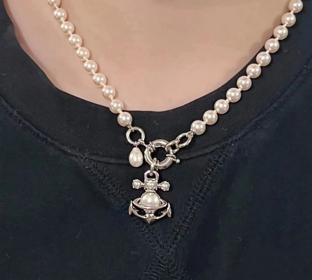 208390【我们出品】z1990,宝宝,什么是快乐星球!来,这就是快乐星球❗️
 【VivienneWestwood】宝宝,什么是快乐星球,来,这就是快乐星球!重磅推荐,绝美船锚项链,nano尺寸太🉑了!!小巧精致,闭眼入准没错!纯粹王冠球是经典的象征,闪耀土星环勾勒未来波光流转间,开启一场与未来的崭新际遇!土星上边的钻是定制的施华洛水钻,而非市面上随随便便用的廉价钻就做出来的!拿到手完完全全可以感受到它的质感,手感,光泽感超nice👍🏻用水钻的点缀出现在土星的设计上,增添不少冷艳时髦的俏丽模样,使得朋克同时又有点小少女,自带一群时尚粉!真的敲好看,可盐可甜,可纯可欲!一眼便钟情,绝对是“实用+高级”界的杠把子,绝对的yyds,绝对的宝藏永不过时的土星🪐