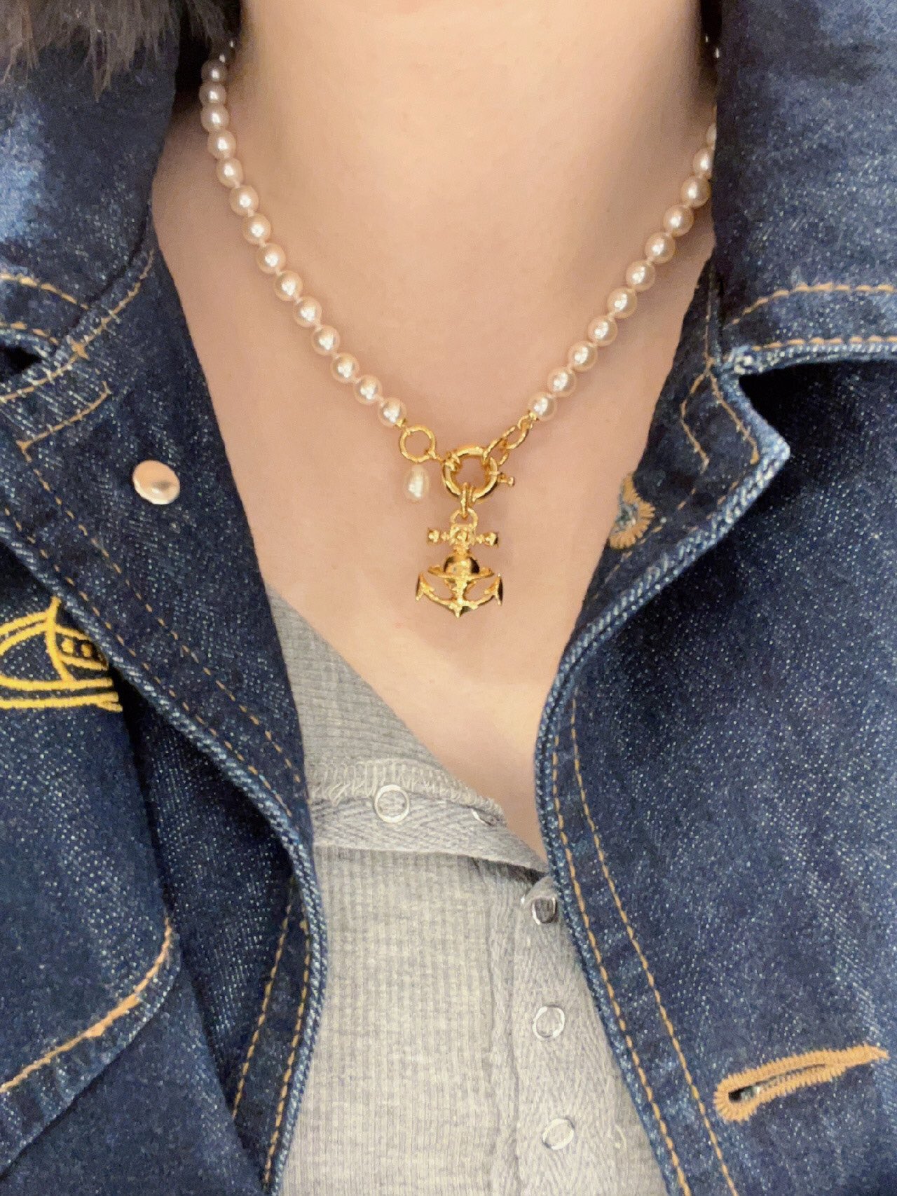 208390【我们出品】z1990,宝宝,什么是快乐星球!来,这就是快乐星球❗️
 【VivienneWestwood】宝宝,什么是快乐星球,来,这就是快乐星球!重磅推荐,绝美船锚项链,nano尺寸太🉑了!!小巧精致,闭眼入准没错!纯粹王冠球是经典的象征,闪耀土星环勾勒未来波光流转间,开启一场与未来的崭新际遇!土星上边的钻是定制的施华洛水钻,而非市面上随随便便用的廉价钻就做出来的!拿到手完完全全可以感受到它的质感,手感,光泽感超nice👍🏻用水钻的点缀出现在土星的设计上,增添不少冷艳时髦的俏丽模样,使得朋克同时又有点小少女,自带一群时尚粉!真的敲好看,可盐可甜,可纯可欲!一眼便钟情,绝对是“实用+高级”界的杠把子,绝对的yyds,绝对的宝藏永不过时的土星🪐