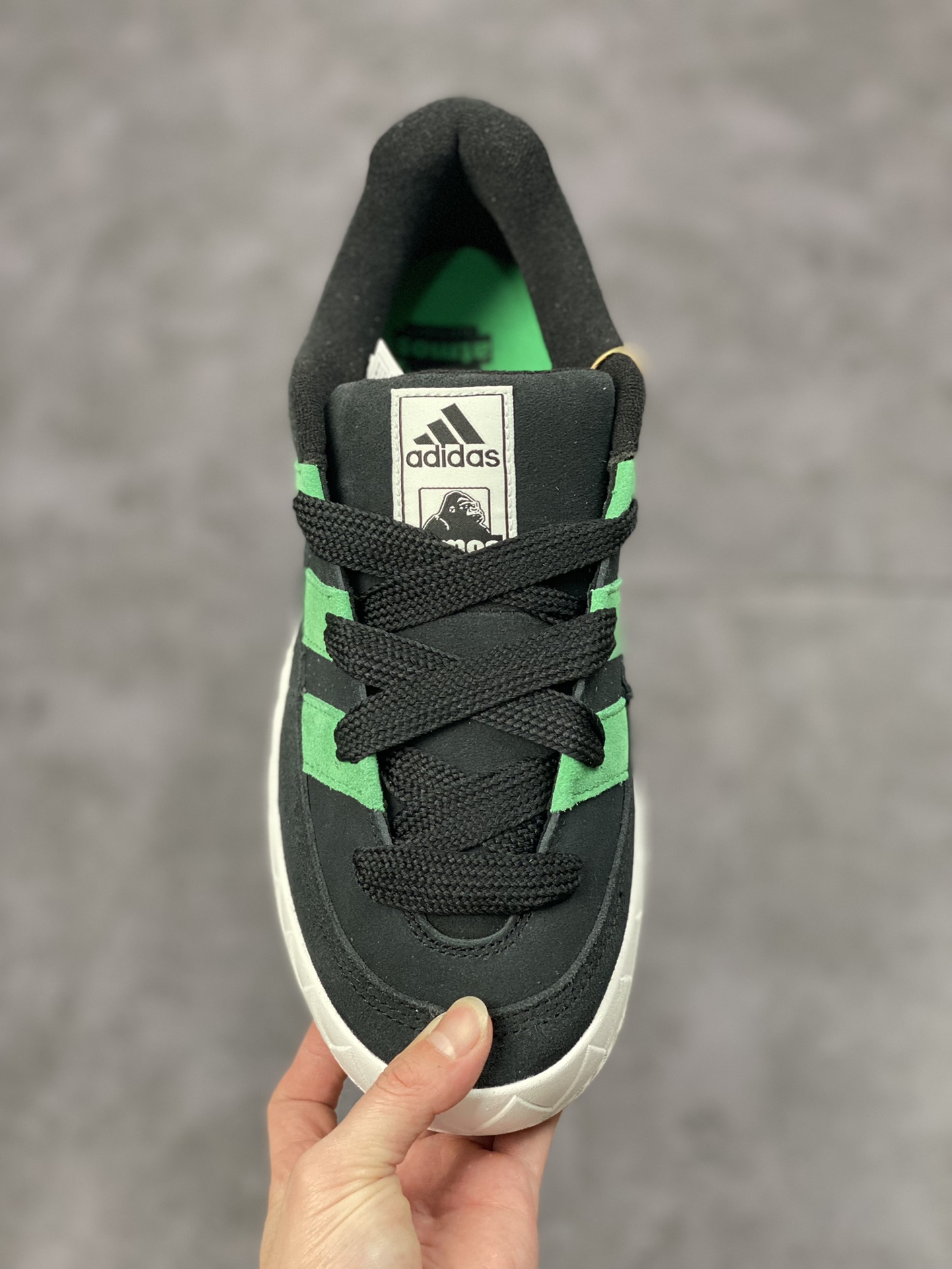 220 Adidas Adimatic Low 马蒂奇系列低帮复古鲨鱼面包休闲运动滑板鞋 HQ3936