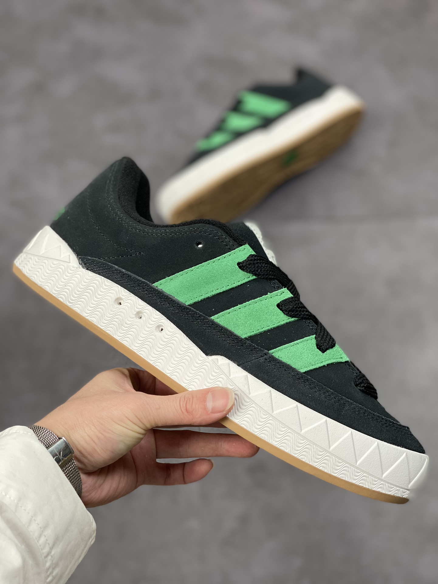 220 Adidas Adimatic Low 马蒂奇系列低帮复古鲨鱼面包休闲运动滑板鞋 HQ3936