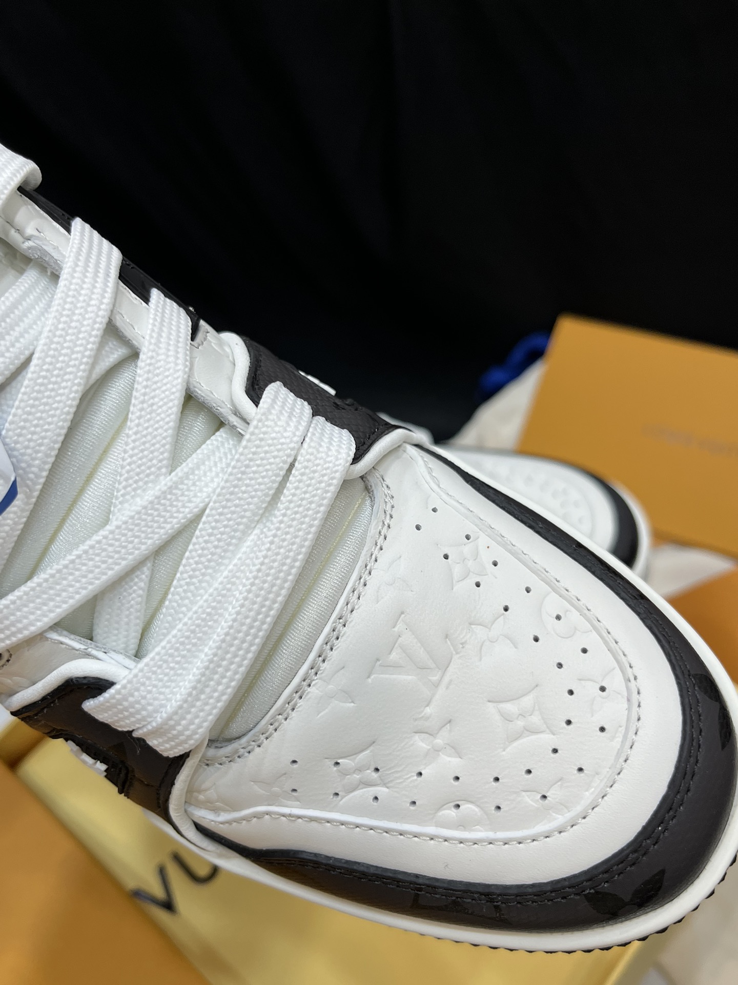 Louis Vuitton 驴家的 trainer板鞋，每个人都必须入的款，绝不后悔 百搭高级 什么衣服都好搭。最主要是超耐看的
