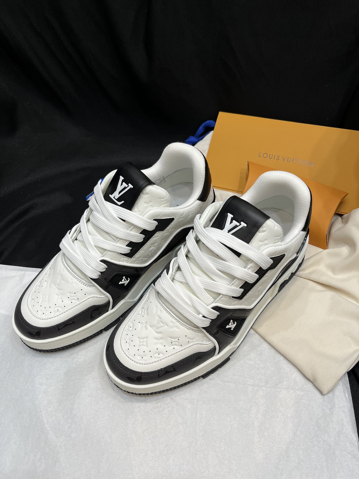 Louis Vuitton 驴家的 trainer板鞋，每个人都必须入的款，绝不后悔 百搭高级 什么衣服都好搭。最主要是超耐看的
