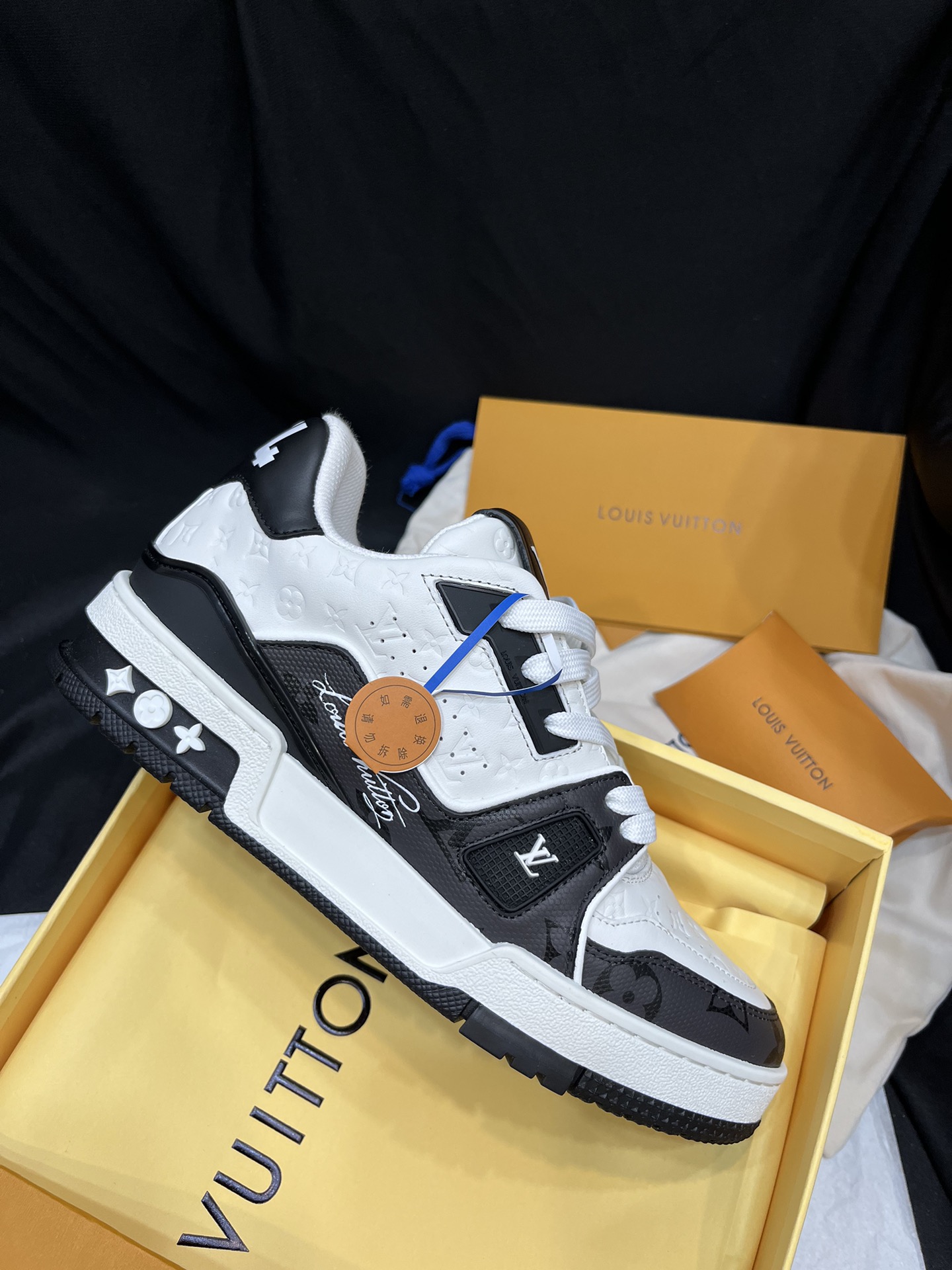 Louis Vuitton 驴家的 trainer板鞋，每个人都必须入的款，绝不后悔 百搭高级 什么衣服都好搭。最主要是超耐看的
