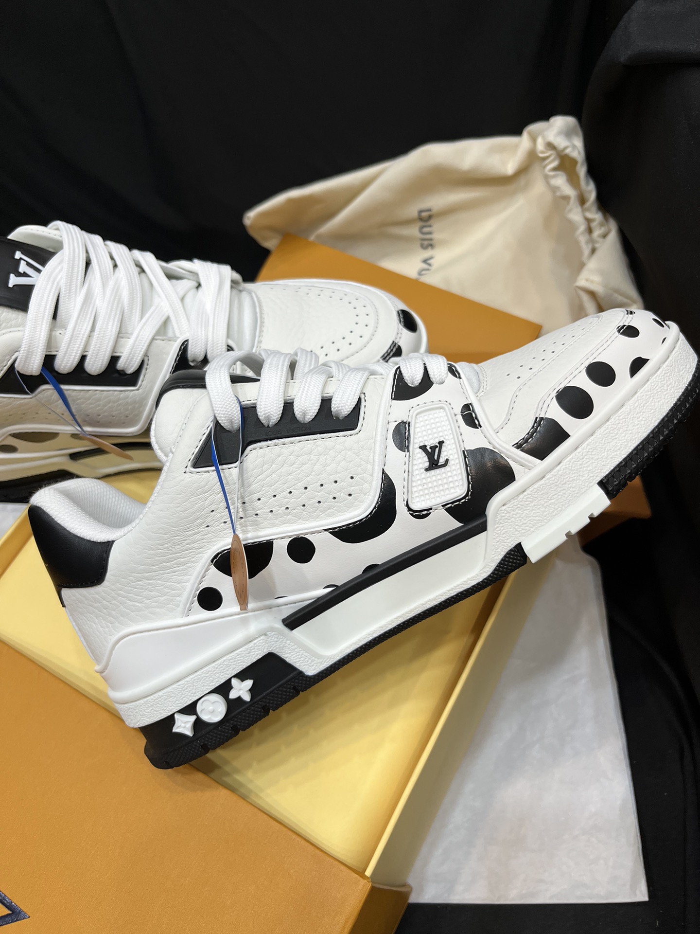Louis Vuitton 驴家的 trainer板鞋，每个人都必须入的款，绝不后悔 百搭高级 什么衣服都好搭。最主要是超耐看的