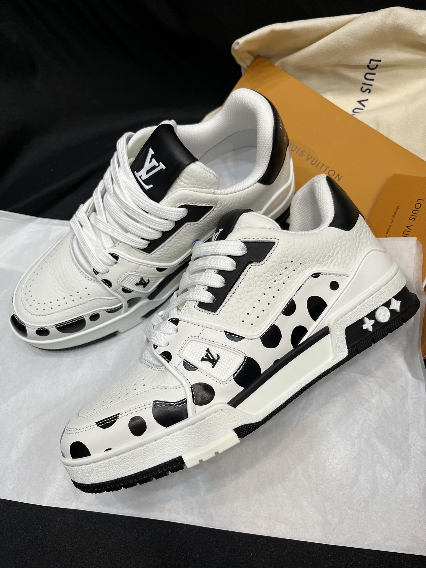 Louis Vuitton 驴家的 trainer板鞋，每个人都必须入的款，绝不后悔 百搭高级 什么衣服都好搭。最主要是超耐看的