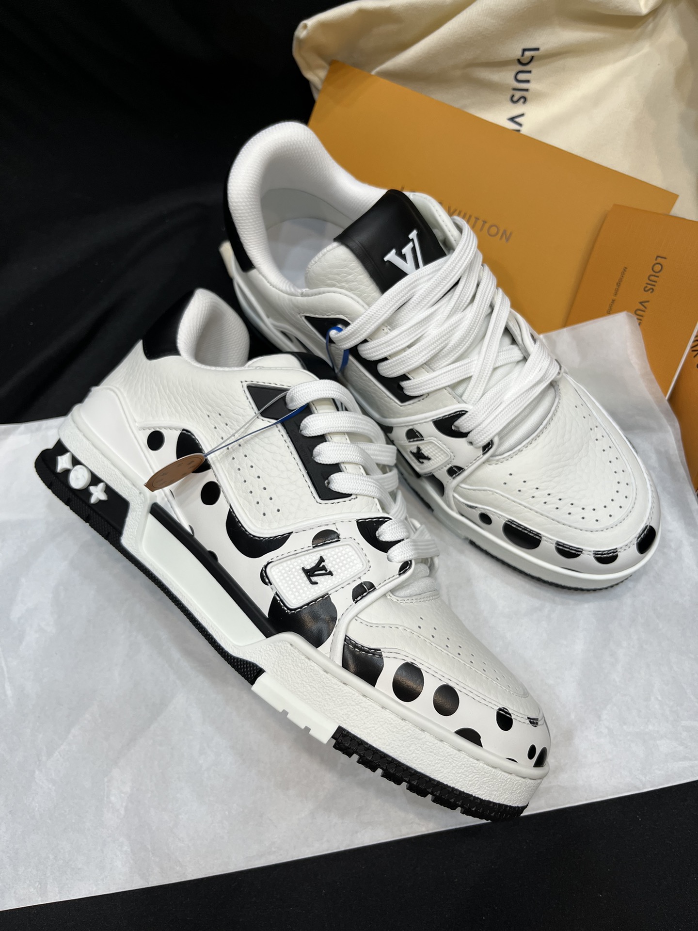 Louis Vuitton 驴家的 trainer板鞋，每个人都必须入的款，绝不后悔 百搭高级 什么衣服都好搭。最主要是超耐看的
