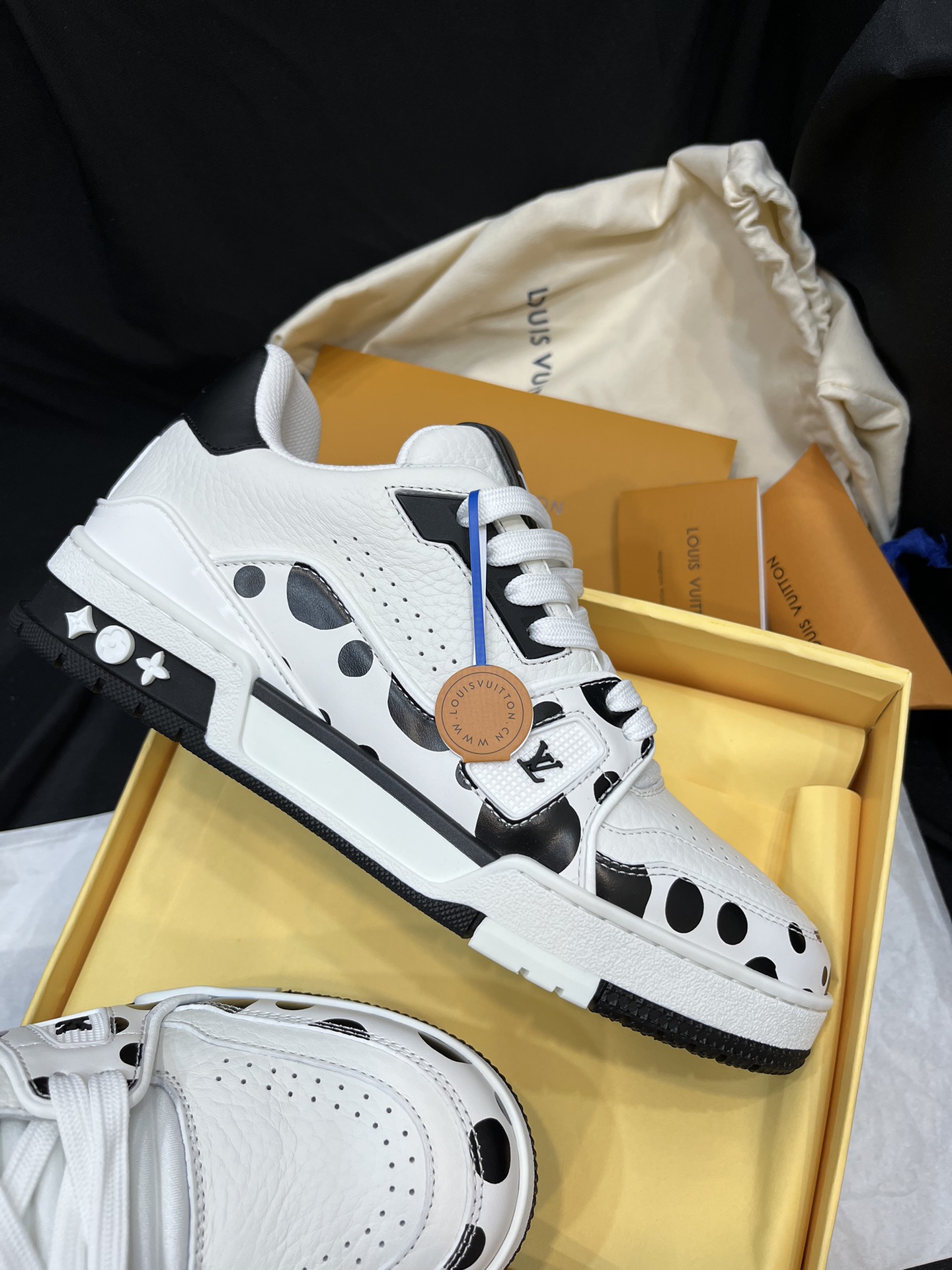 Louis Vuitton 驴家的 trainer板鞋，每个人都必须入的款，绝不后悔 百搭高级 什么衣服都好搭。最主要是超耐看的