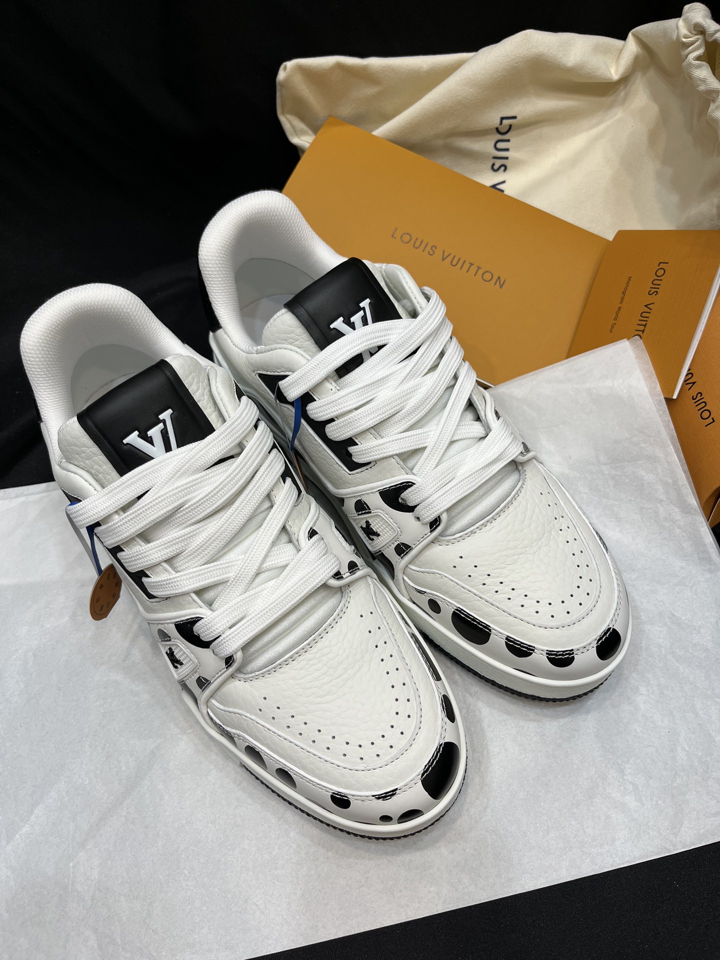 Louis Vuitton 驴家的 trainer板鞋，每个人都必须入的款，绝不后悔 百搭高级 什么衣服都好搭。最主要是超耐看的