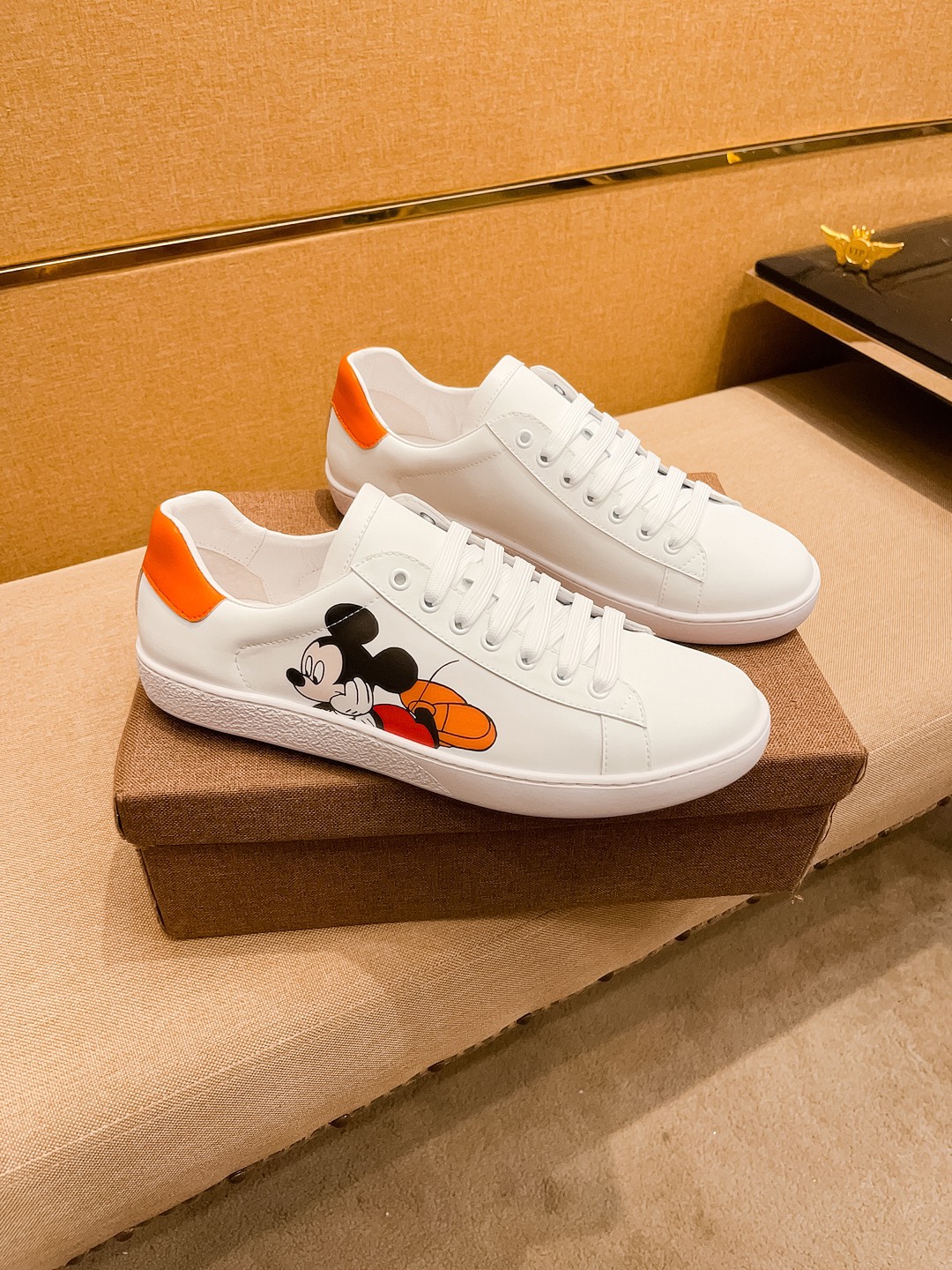 NO:345851,[Guqi, a high-end brand of men's shoes, the latest masterpiece upper of the official website 11 is made of imported mercerized fabric from Italy and is comfortable and breathable inside original non-slip and wear-resistant sole, making walking more convenient and comfortable!  Exclusive new style, amazing work, beautiful 11 ​​replica [color] compared to the official quality!  Create a fashionable personality to set off your uniqueness!  A must-have for trendy men! Classic hair size: 38-44 Color 2 colors available,19860909【 古奇 男鞋高端品牌 官网11最新力作鞋面采用意大利进口丝光面料搭配舒适透气内里原版防滑耐磨大底制作,让行走更加便捷舒适！独家新款,惊世之作,与官方的质量相比美的11复刻[色]！打造时尚个性衬托你的与众不同！潮男必备!经典发尺码:38-44 颜色 2色可选,,Men's shoes