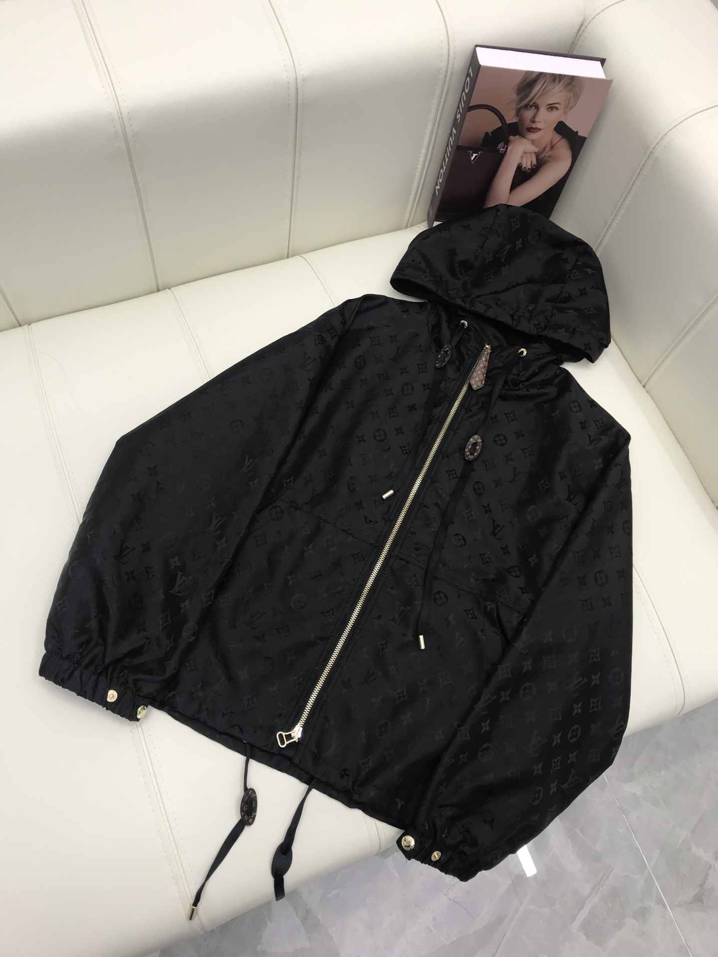 NO:696843,Louis Vui*ton new products are on the shelves. Limited nautical series Monogram jacquard sun protection jacket suit. Handsome, fashionable, low-key temperament, luxurious and high-end. Loose H design hooded jacket paired with small hot pants is super good-looking. The version is versatile and not picky. The original customized technical jacquard memory silk fabric is light and breathable. A full set of molded hardware accessories. Perfect workmanship quality depends on the details. High version. Color, Louis Vuitton, jackets & coats,jackets &  coats,hats,19860909Louis Vui*ton新品上架 限定航海系列 Monogram提花防晒冲锋衣套装 帅气又时髦低调气质又奢华高级 宽松H设计连帽夹克外套搭配小热裤一套上身超好看 版型百搭不挑人 原版定制科技提花记忆丝面料质感轻盈透气 全套开模五金配件 完美做工品质看细节 高版本 色,,louis vuitton,jackets & coats,jackets & coats,hats,,Women's clothing