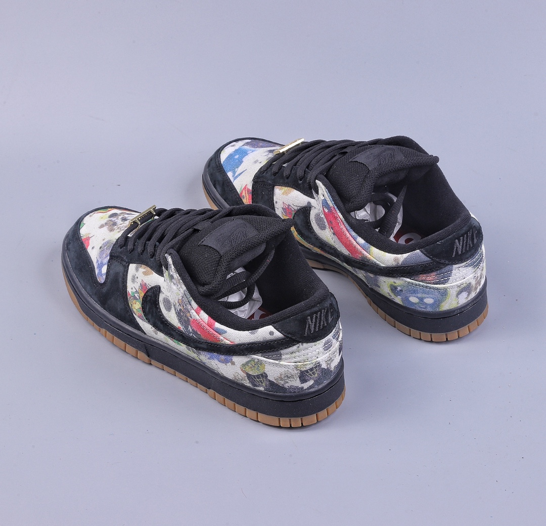 320 01 Supreme x Nike SB Dunk Low 联名黑涂鸦 FD8778-001