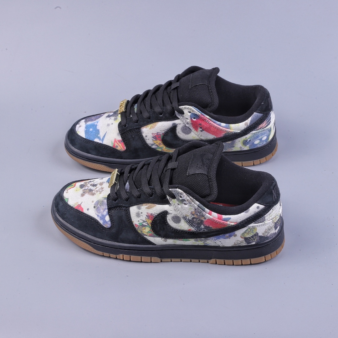 320 01 Supreme x Nike SB Dunk Low 联名黑涂鸦 FD8778-001