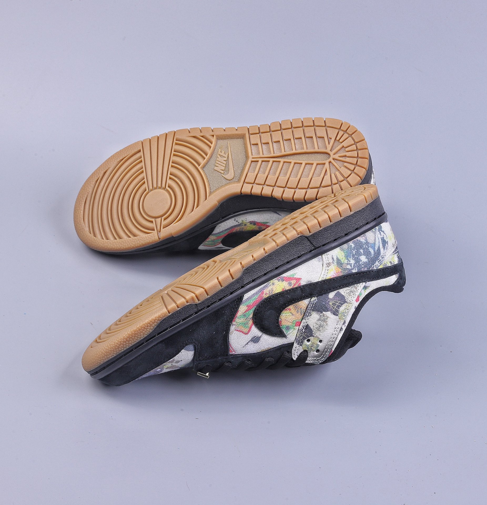 320 01 Supreme x Nike SB Dunk Low 联名黑涂鸦 FD8778-001