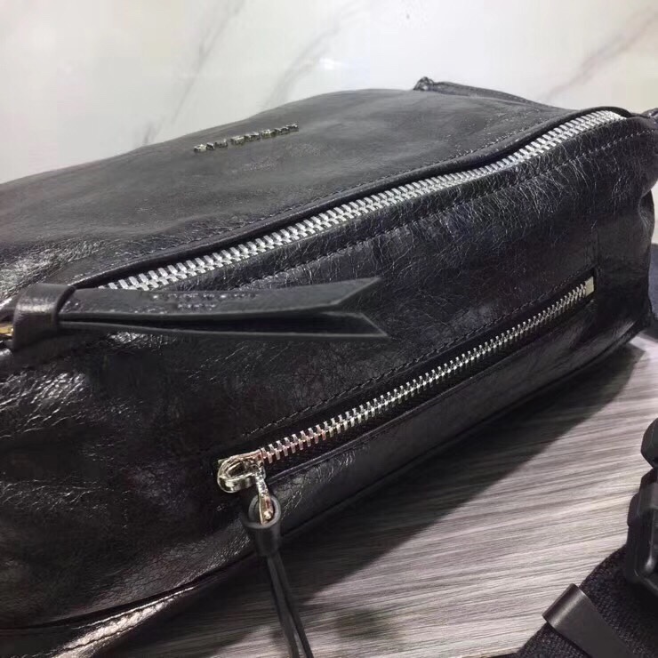 GIVENCHY纪梵希男款斜挎胸包/单肩包皮料size30x15x12cm背腻了双肩包那就试试它吧小巧轻