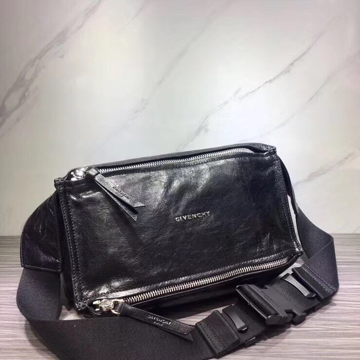GIVENCHY纪梵希男款斜挎胸包/单肩包皮料size30x15x12cm背腻了双肩包那就试试它吧小巧轻