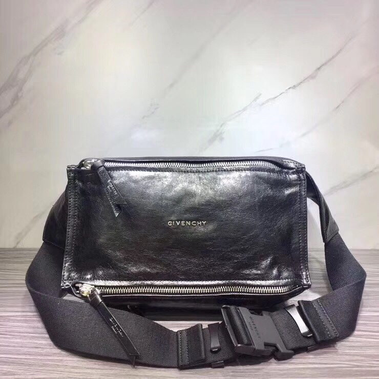 GIVENCHY纪梵希男款斜挎胸包/单肩包皮料size30x15x12cm背腻了双肩包那就试试它吧小巧轻