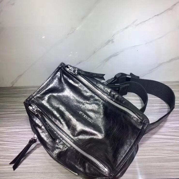 GIVENCHY纪梵希男款斜挎胸包/单肩包皮料size30x15x12cm背腻了双肩包那就试试它吧小巧轻