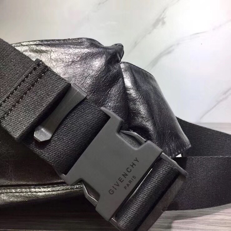 GIVENCHY纪梵希男款斜挎胸包/单肩包皮料size30x15x12cm背腻了双肩包那就试试它吧小巧轻