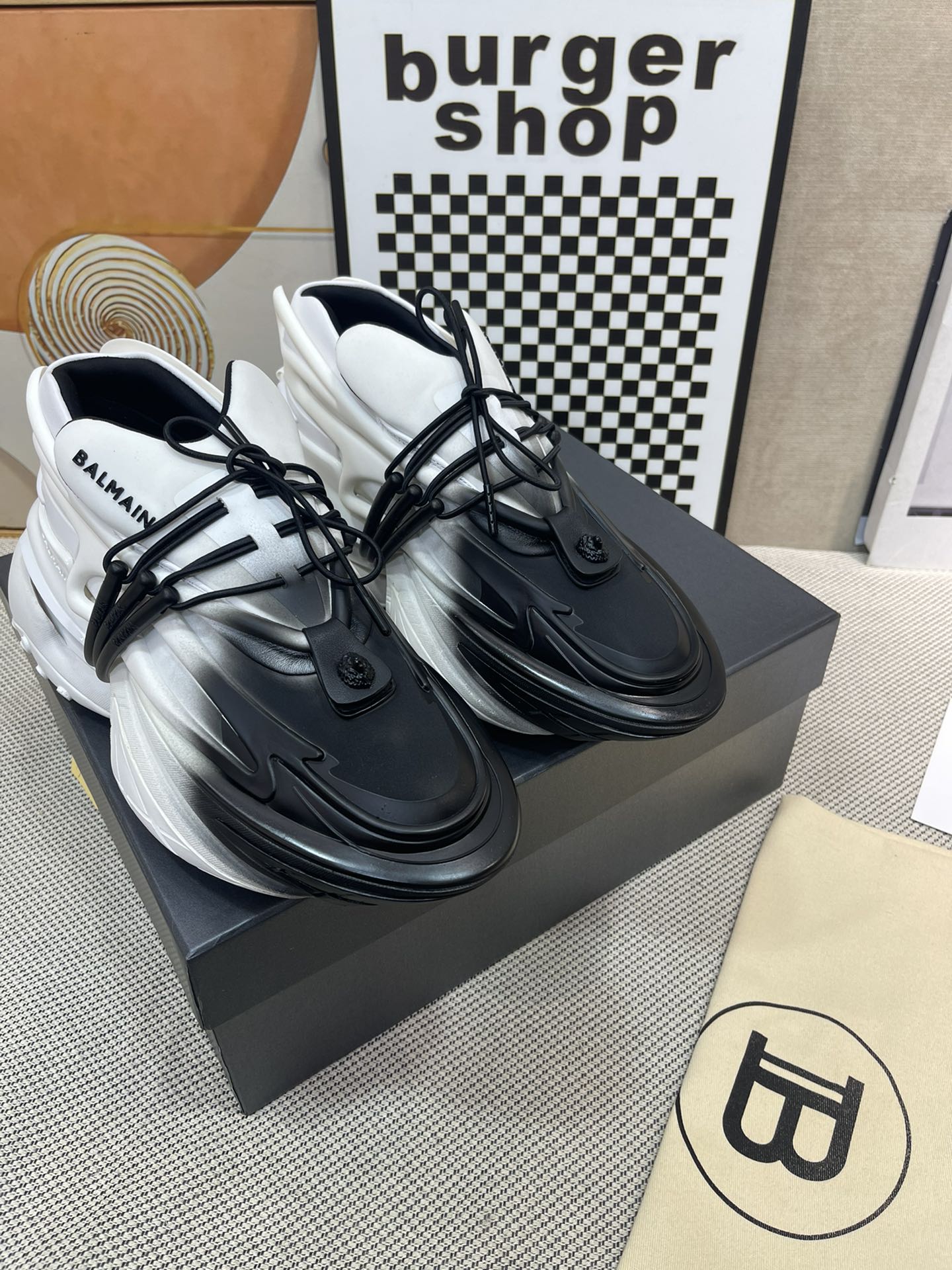 NO:461192,The top version of Balmain Balmain spacecraft dad shoes is launched with bold design and avant-garde style sweeping fashion at home and abroad, major social platforms. The hollowed-out tpu foam combination soles are matched with relatively exaggerated thickness. Once you put your feet on, you will become longer legs. Just as French fashion concepts and famous quotes French fashion designer Pierre Balmain has a saying that dressmaking is the architecture of movement. (The art of clothing making is 'walking architecture'.) In his opinion, his mission is to beautify the world like an architect, and the close connection between architecture and fashion has been integrated and emphasized throughout Balmain's career. Multi-material splicing, outsole tpu foam combination soles, bottom thickness 8CM, size number - 5 (46 customization, no return and exchange)  Color 11 out of 2 colors, dad shoes, balmain, balmain19860909顶级版本Balmain巴尔曼飞船老爹鞋深海炸弹强势推出,设计大胆、造型前卫席卷国内外的时尚,社交各大平台.镂空的tpu发泡组合大底配上相对夸张的厚度.一经上脚秒变长腿.正如法国时装理念和名言法国时装设计师皮埃尔·巴尔曼(Pierre Balmain)有一句话dressmaking is the architecture ofmovement.（服装制作艺术是“行走的建筑”.)在他看来,他的使命就是像建筑师一样美化世界,而建筑与时装之间的密切联系在巴尔曼的整个职业生涯中都得到了融合与强调. 材质多材质拼接 大底tpu发泡组合大底 底厚8CM 码数-5（46定制不退换） 颜色11了2色齐发,老爹鞋,balmain,balmain,Women's Shoes