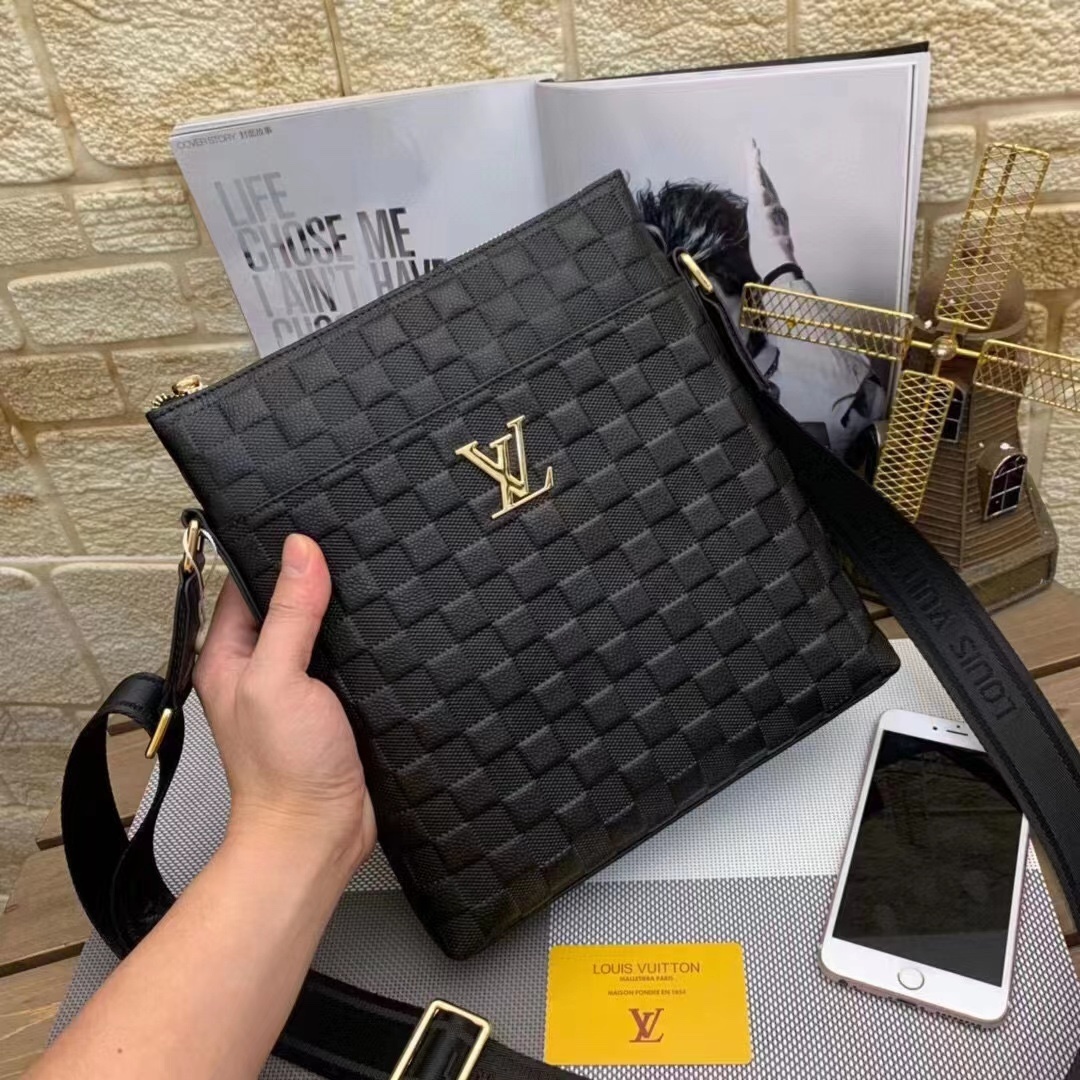 新品 Lv斜挎包🌲意大利进口牛皮🌲顶级货,🙀精钢五金均有品牌LOGO,看皮的光泽度,看油边,看走线,市