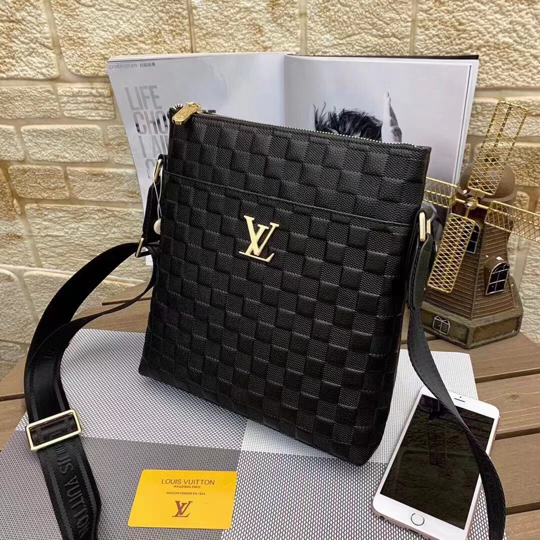 新品 Lv斜挎包🌲意大利进口牛皮🌲顶级货,🙀精钢五金均有品牌LOGO,看皮的光泽度,看油边,看走线,市