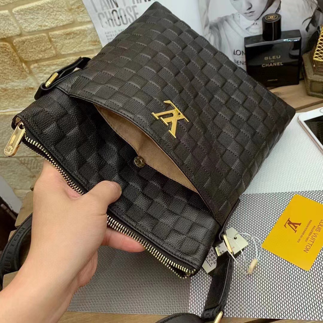 新品 Lv斜挎包🌲意大利进口牛皮🌲顶级货,🙀精钢五金均有品牌LOGO,看皮的光泽度,看油边,看走线,市