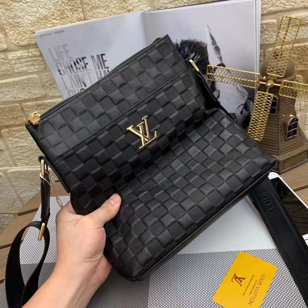 新品 Lv斜挎包🌲意大利进口牛皮🌲顶级货,🙀精钢五金均有品牌LOGO,看皮的光泽度,看油边,看走线,市