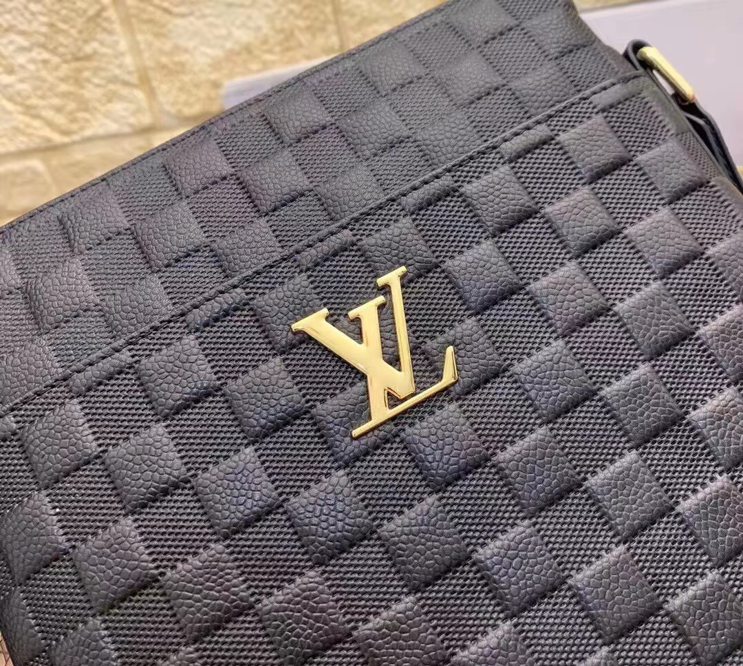 新品 Lv斜挎包🌲意大利进口牛皮🌲顶级货,🙀精钢五金均有品牌LOGO,看皮的光泽度,看油边,看走线,市
