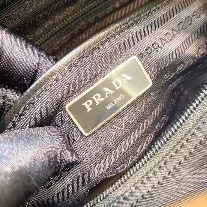 洗練されたSaffianoレザーの郵便配達バッグ