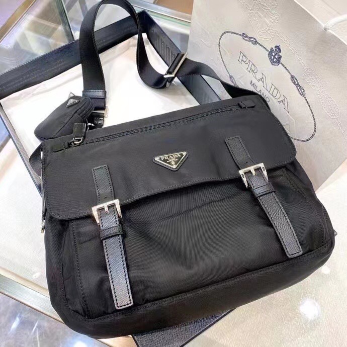 洗練されたSaffianoレザーの郵便配達バッグ