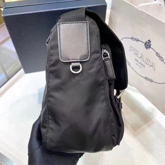 洗練されたSaffianoレザーの郵便配達バッグ