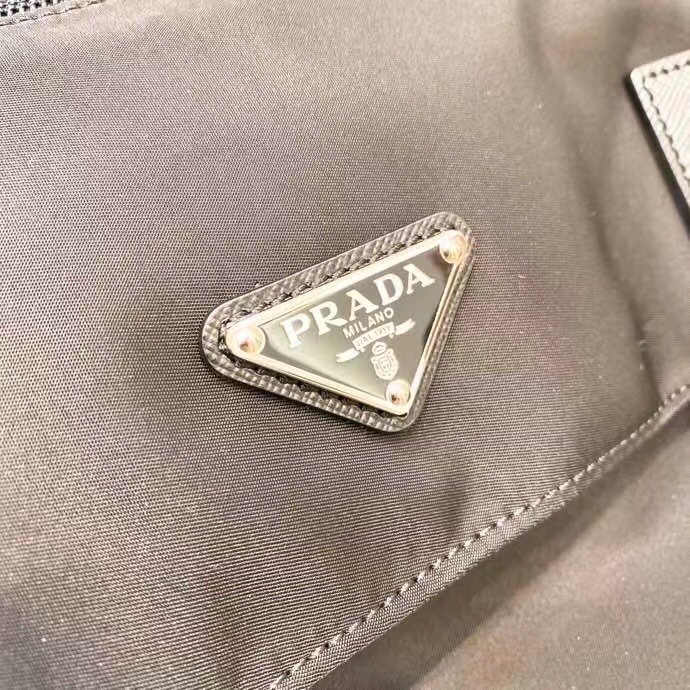 洗練されたSaffianoレザーの郵便配達バッグ