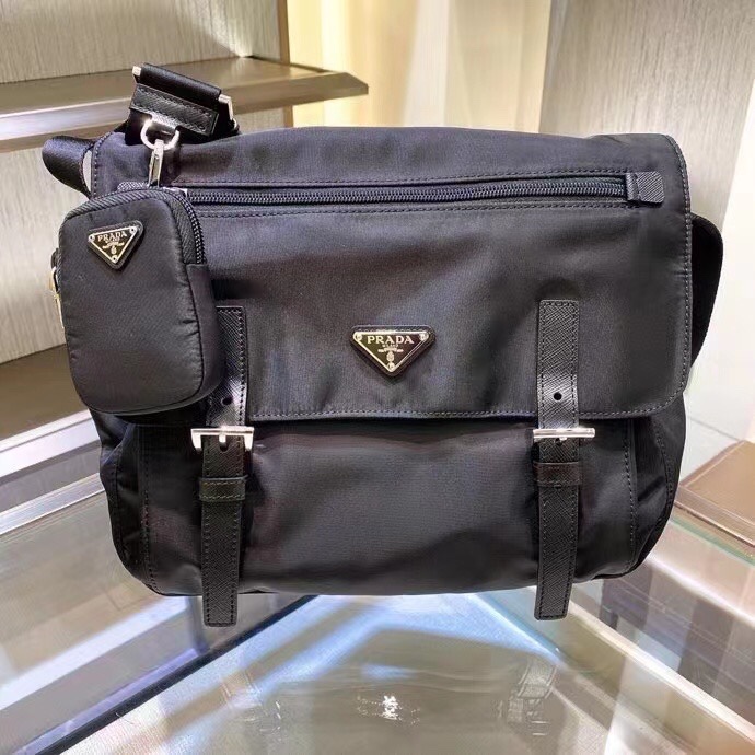 洗練されたSaffianoレザーの郵便配達バッグ